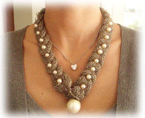 Collana di lana con pendente di perla