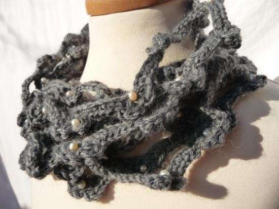 Collana di lana con perle