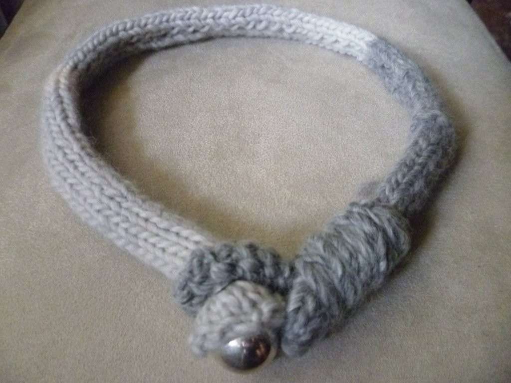 Collana di lana grigia