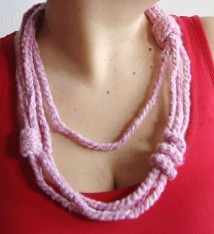Collana in lana rosa
