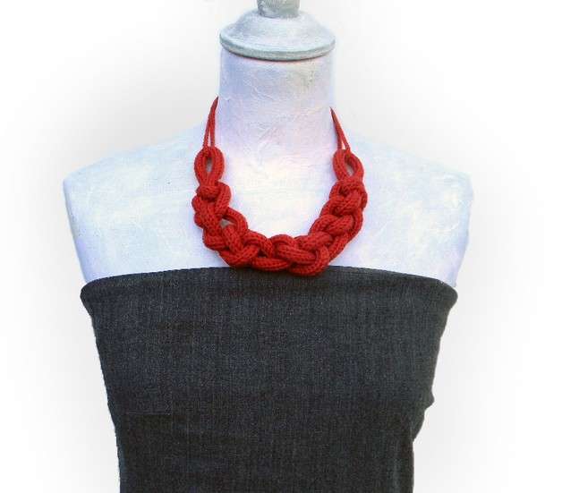 Collana rossa in lana