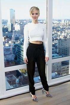 Jennifer Lawrence con pantalone e crop top