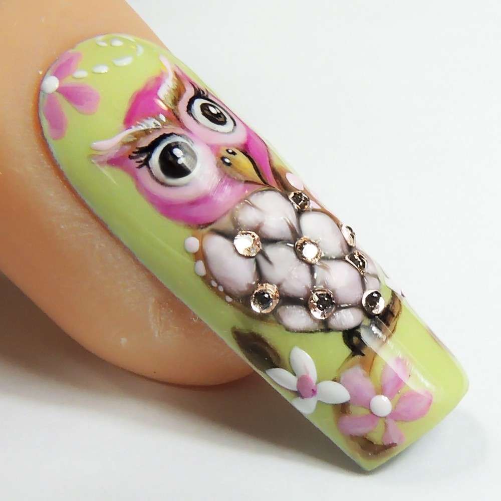 Dettagli di una nail art con gufetti