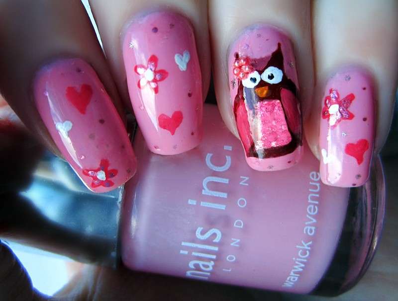 Nail art rosa con gufetto