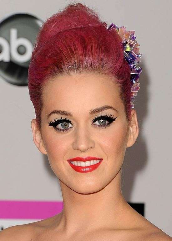 Eyeliner e rossetto rosso per Katy Perry