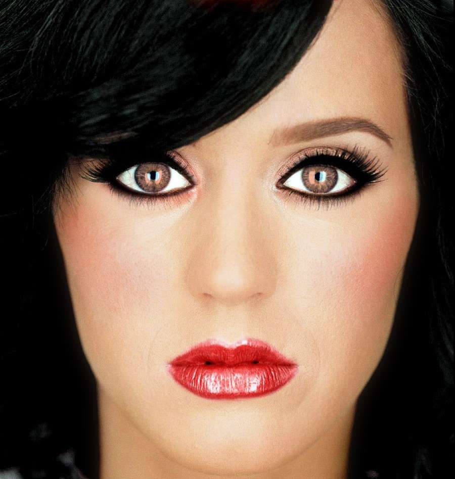 Eyeliner nero e rossetto rosso per Katy Perry