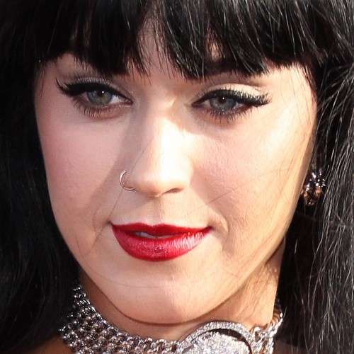 Katy Perry con eyeliner nero e rossetto rosso