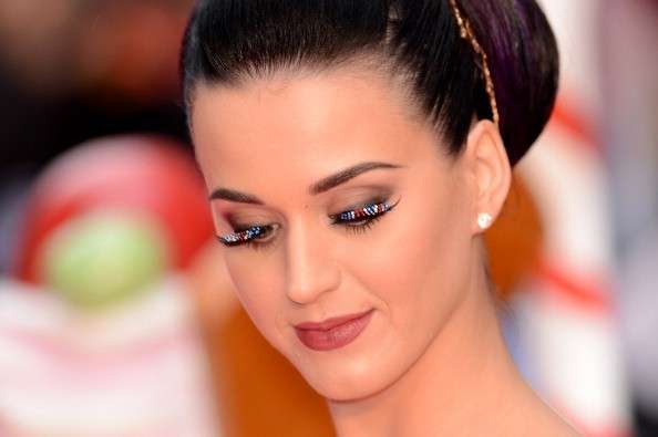 Katy Perry con le ciglia colorate