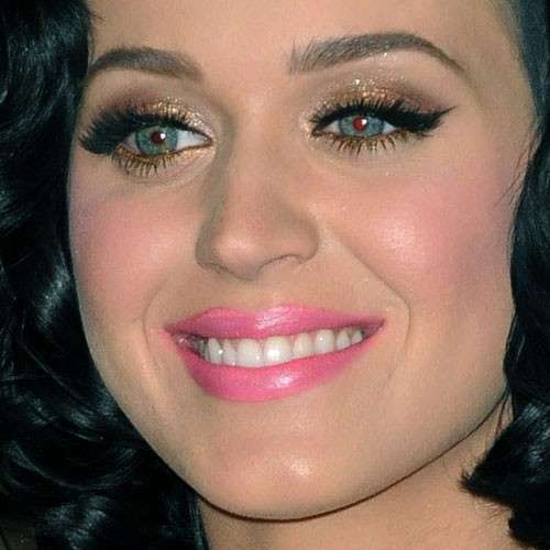 Katy Perry con ombretto oro