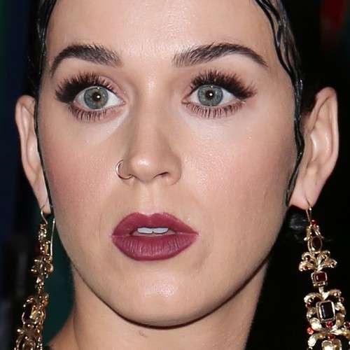 Katy Perry con rossetto mat e mascara nero