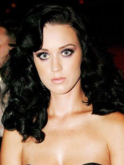 Katy Perry sceglie un rossetto nude