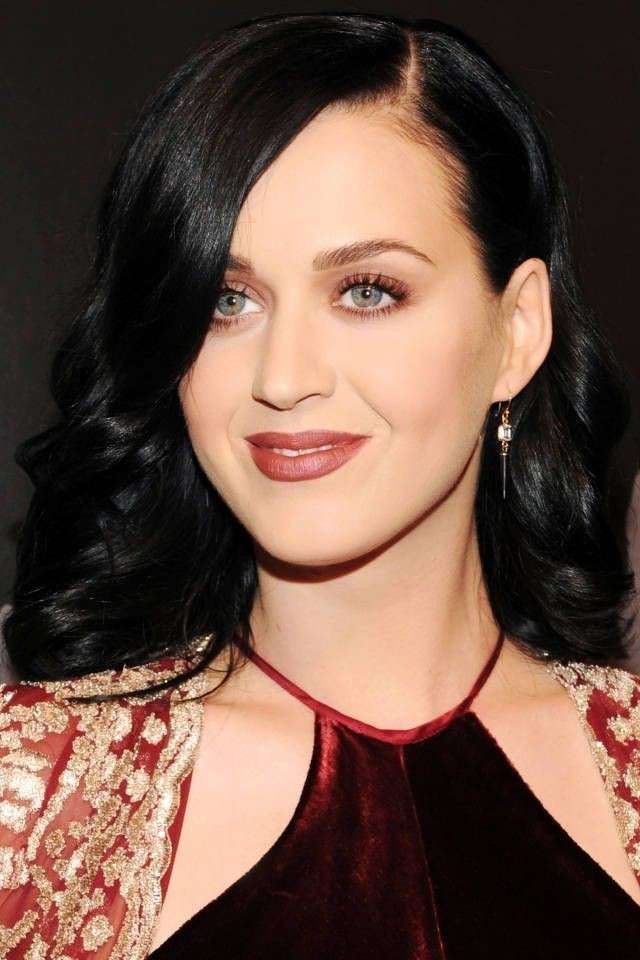 Occhi oro e rossetto scuro per Katy Perry