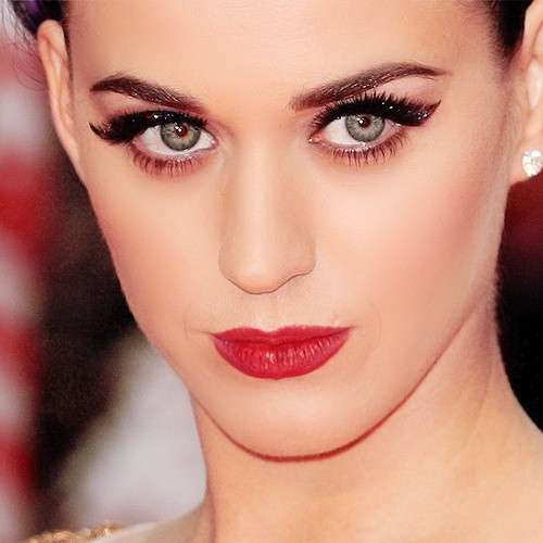 Sguardo intenso e labbra rosse per Katy Perry