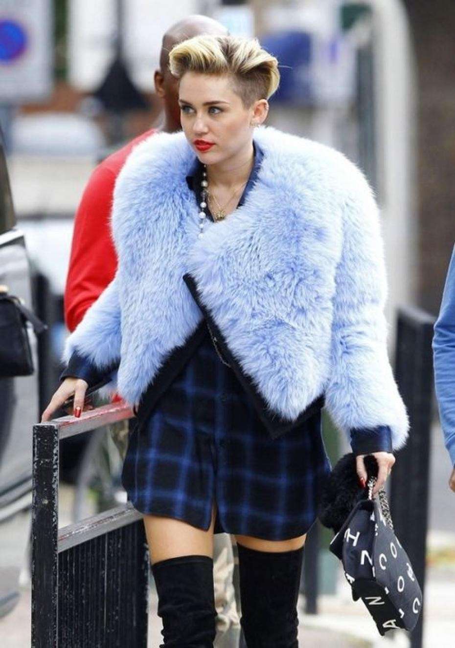Miley Cyrus abbina la pelliccia Blue Serenity alle stampe check
