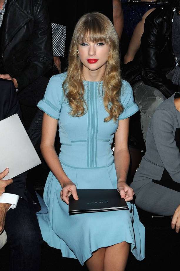 Taylor Swift con un look total Blue Serenity