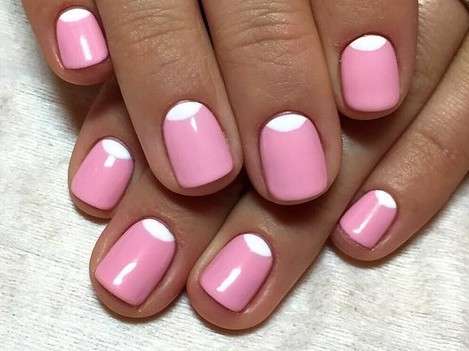 Half moon manicure rosa e bianca