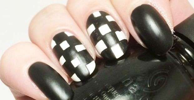 Nail art nera con unghie a scacchi