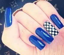 Nail art blu con dettagli a scacchi