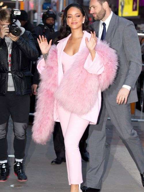 Rihanna con look rosa