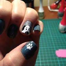 Nail art grigia con cagnolino bianco
