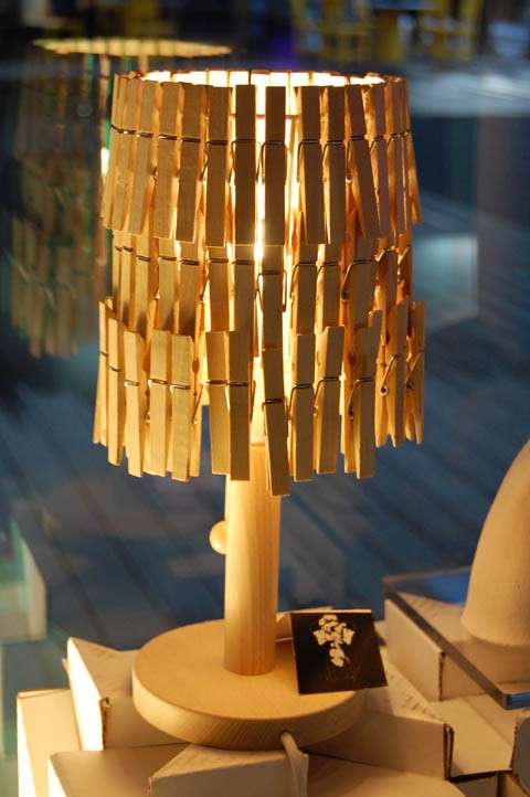 Lampada in legno con mollette