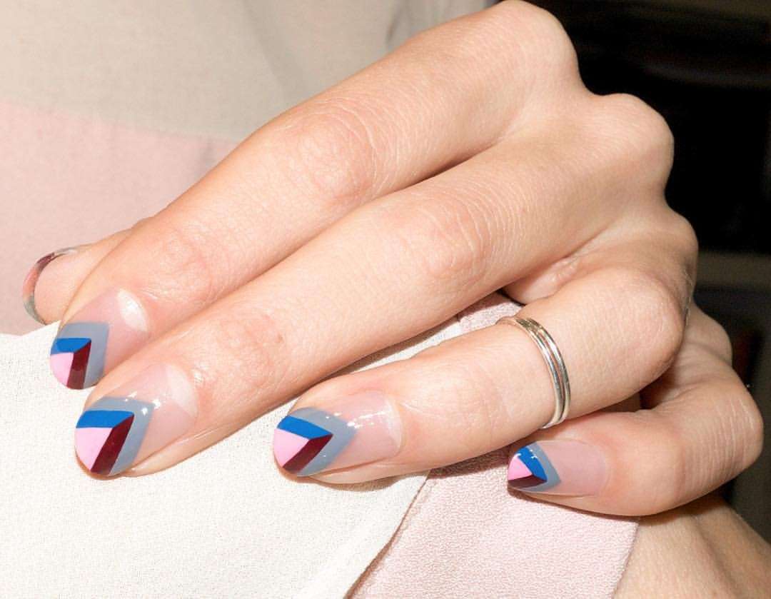 French manicure triangolare di Alicia Torello