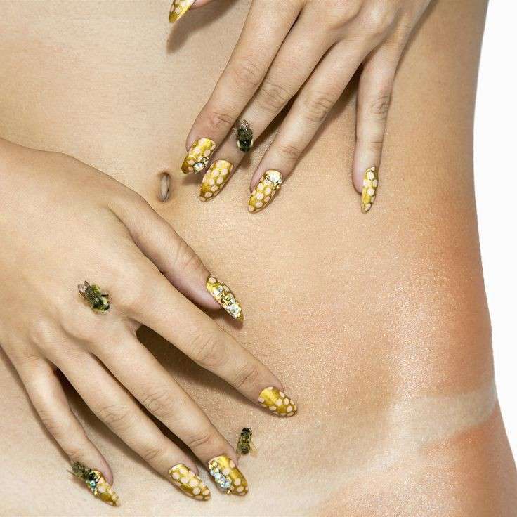 Nail art oro a pois di Jessica Washick