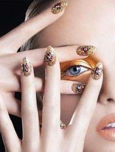 Nail art oro di Karen Gutierrez