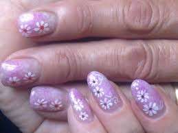 Nail art rosa con margherite