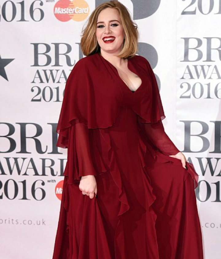Adele con un abito rosso