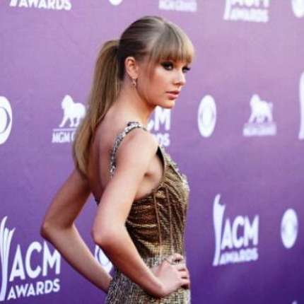 Taylor Swift regina agli AMC Awards 2013! Foto!