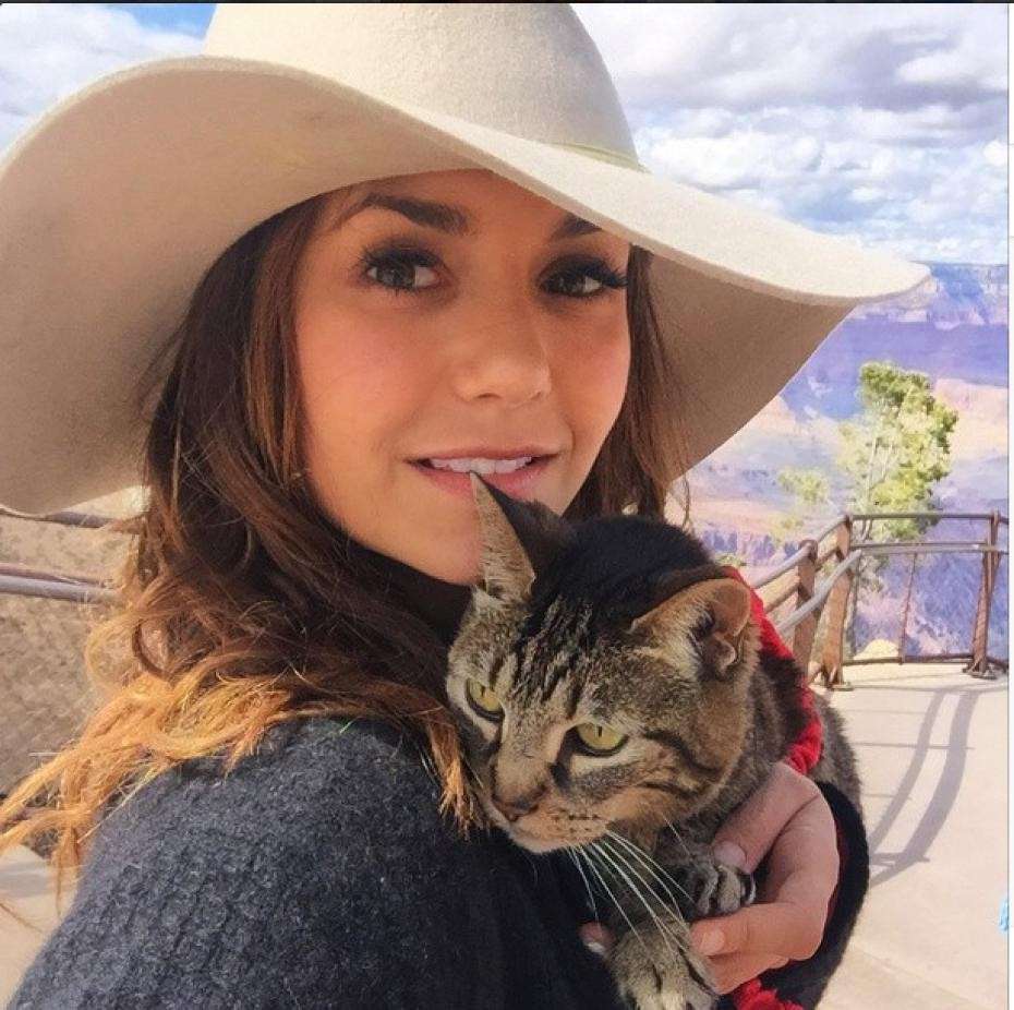 Nina Dobrev in vacanza col gatto