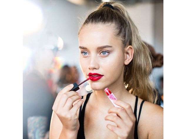 Labbra rosse laccate per il makeup 2016