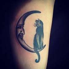 Tatuaggio con gatto e la luna