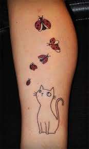 Il tatuaggio di un gatto e di alcune coccinelle