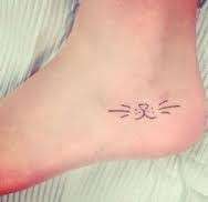 Muso di gatto tatuato sul piede