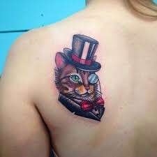 Simpatico gatto tatuato sulla schiena