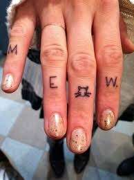 Tattoo sulle dita ispirati ai gatti 
