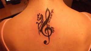 Tatuaggio con un gatto e una nota musicale