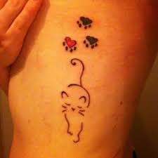 Tatuaggio con un gatto e le sue impronte