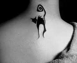 Tatuaggio con gatto nero sul collo