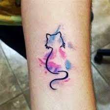 Tatuaggio con gatto stilizzato e macchie di colore