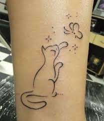 Tatuaggio con un gatto e farfalla
