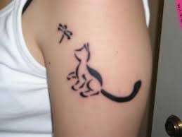 Tatuaggio di un gatto con la libellula