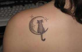 Cat tattoo: un gatto sulla luna