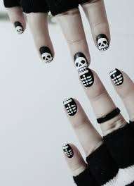 Nail art con teschi in bianco e nero