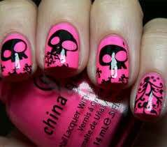 Nail art rosa con teschi
