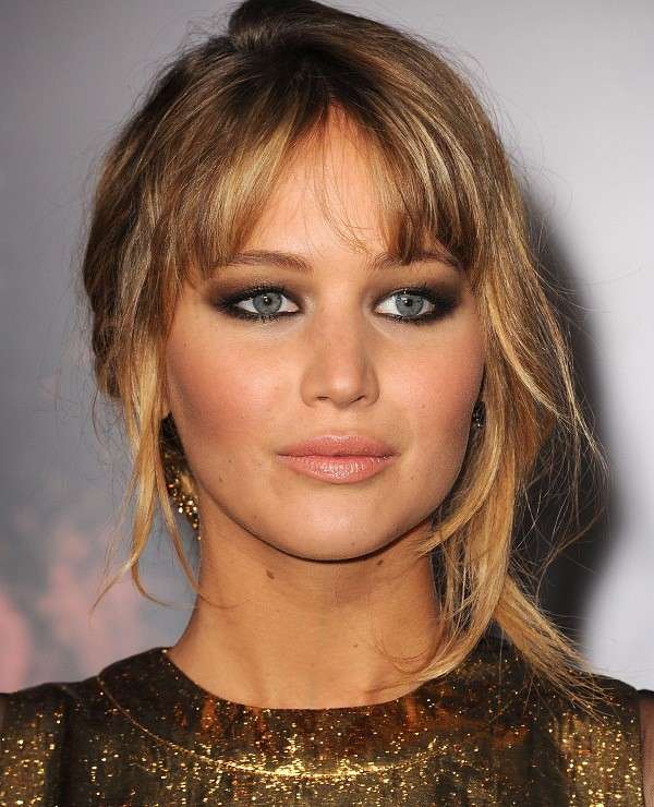 Jennifer Lawrence con smokey eyes marrone