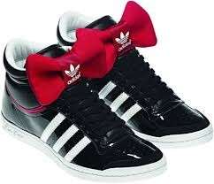Sneakers Adidas con fiocco rosso