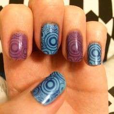 Circle nail art viola e blu